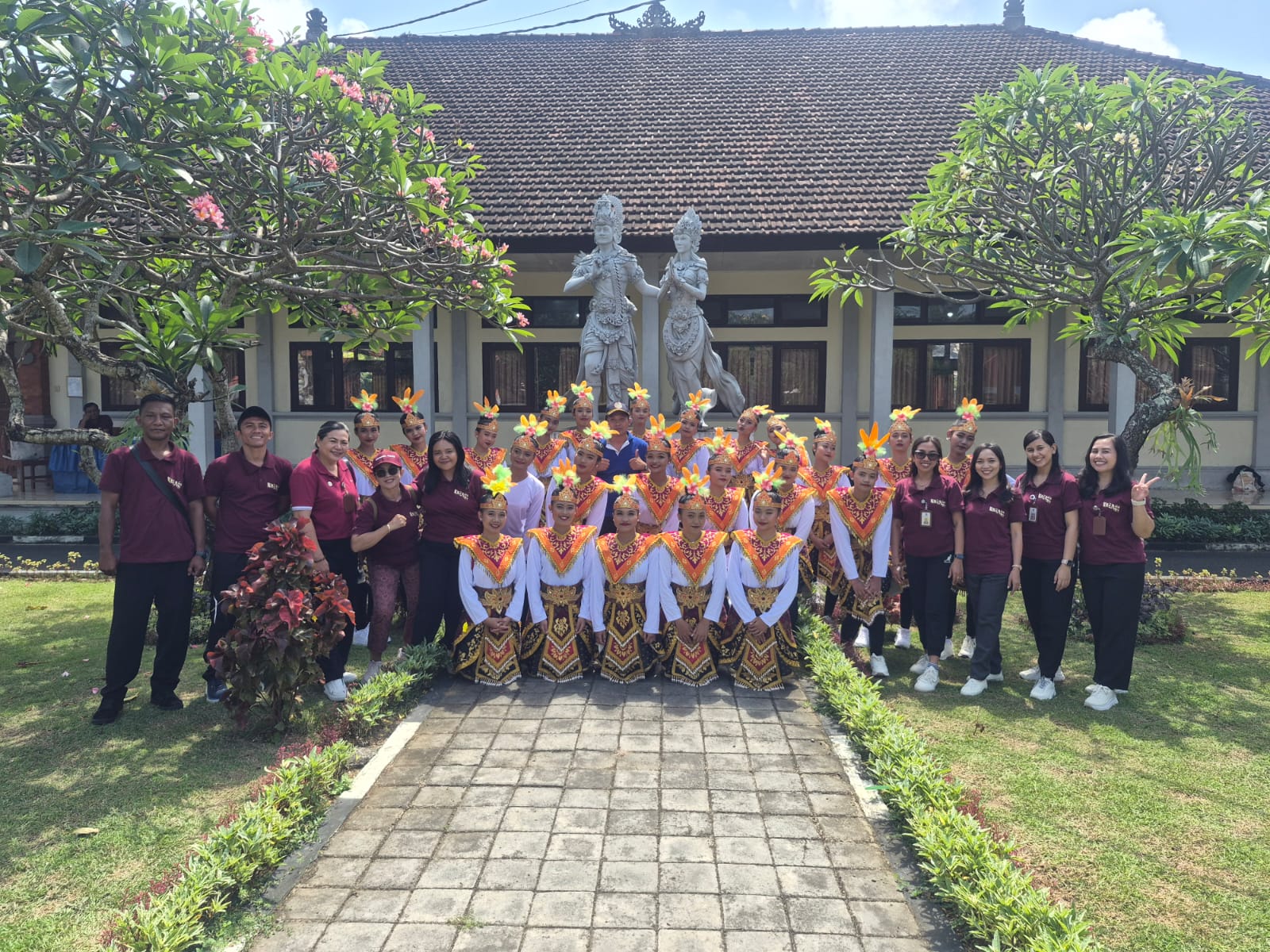 Semangat Srikandi SMK Negeri 1 Sukawati Pukau Penonton dalam Lomba Gerak Jalan Indah Gianyar