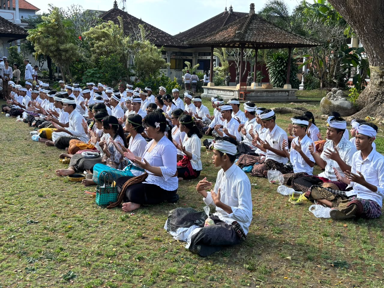 Siswa Kelas X SMKN 1 Sukawati Ikuti Upacara Upanayana Bertepatan dengan Hari Purnama