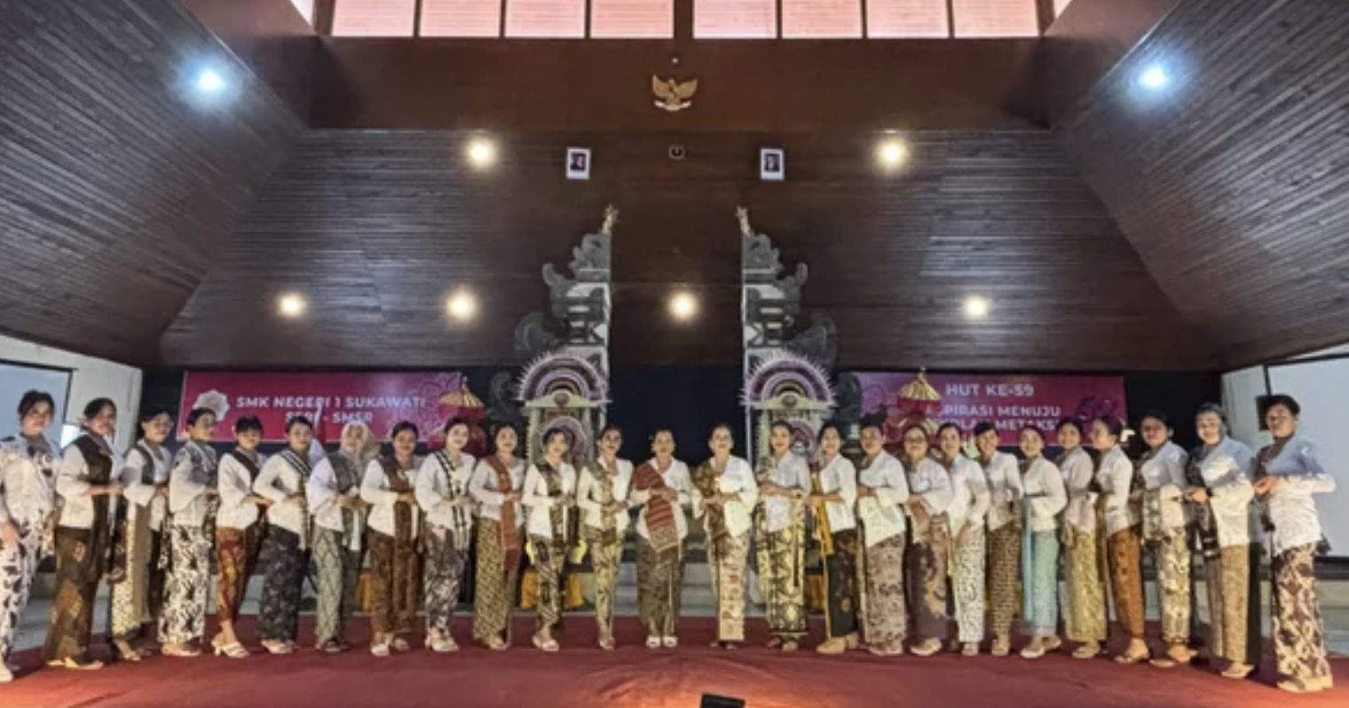 Anggun Terpancar : Pesona Ibu Guru & Staf SMKN 1 Sukawati di Hari Kartini